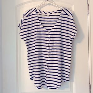 NWOT old navy v neck T-shirt